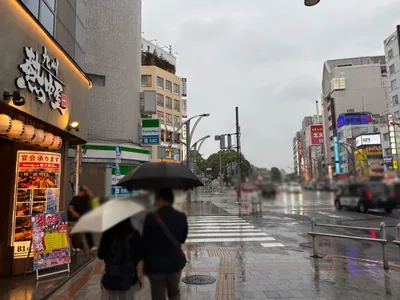 クラスへの道順 4／8：二つ目の左手路地を左折して、「仲町通り」に入ります。
