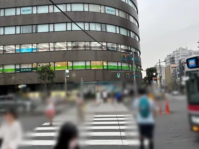 チュチュへの道順 3／5：一つ目の交差点を左折し、横断歩道を渡ります。