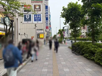 シャンブルズへの道順 4／9：横断歩道を渡ったら右折します。