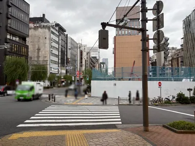 77 (セブンティセブン)への道順 4／8：高架下をくぐって横断歩道を渡ります。