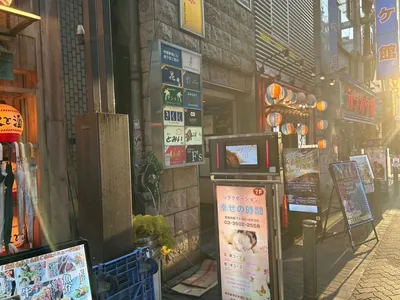 トウキョウオンザジパングへの道順 4／4：少し進むと左手に新橋トウキョウオンザジパングの入る「中銀新橋ビル」があります。