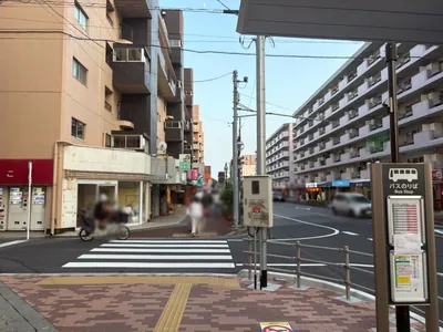 ブセナラウンジへの道順 3／8：一つ目の十字路を左折します。