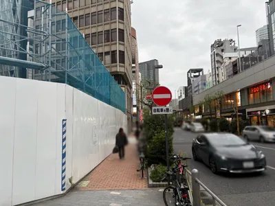 77 (セブンティセブン)への道順 5／8：横断歩道を渡ったら右折します。