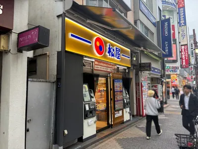 ニューソウルへの道順 5／5：一つ目の十字路の二つ手前に新橋ニューソウルの入るビルがあります。