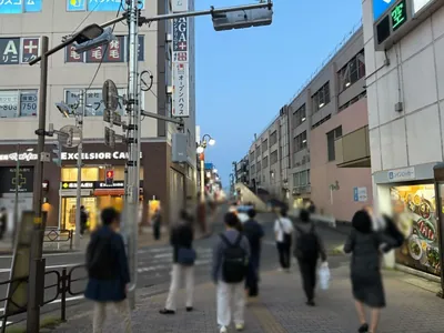 櫻花 （オウカ）への道順 3／8：駅沿いを直進します。