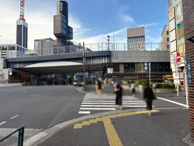 ラソへの道順 3／11：一つ目の横断歩道を渡ります。