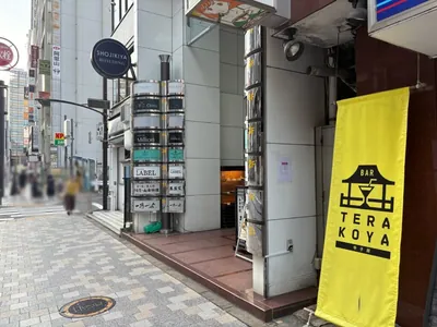 ミリオンへの道順 6／6：少し進むと右手に六本木ミリオンの入る「正直家ビル」があります。