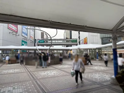 カルドへの道順 2／8：駅を背にして直進します。
