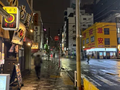カリエへの道順 7／8：一つ目の十字路を越えて直進をします。