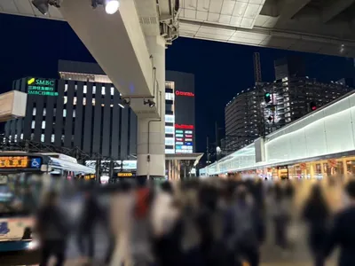 ドエムへの道順 3／15：ロータリーを左手に進みます。