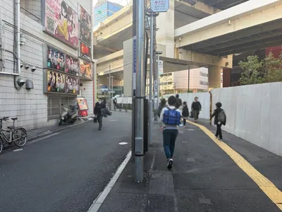 パリコレクションへの道順 2／3：正面の路地を直進します。
