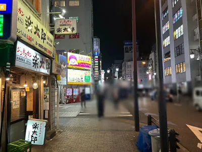 シナへの道順 6／9：一つ目の路地を超えて直進します。