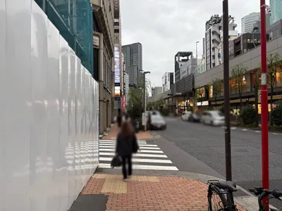77 (セブンティセブン)への道順 6／8：一つ目の左手路地を越えます。