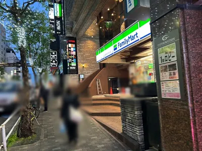スピリットへの道順 11／11：少し進むと右手に歌舞伎町スピリットの入る「ピア新宿ビル」があります。