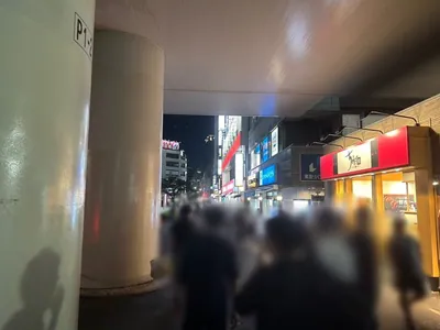 日暮里　ファニー （GIRL’S BAR Funny）への道順 2／4：駅を背にして右手に進みます。