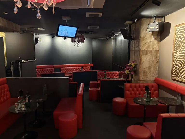 花 （ハナ）の店内