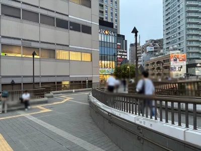 三鷹　アークへの道順 2／7：駅を背にしてコンコースを右斜め前に進みます