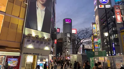 ロイヤルカフェへの道順 2／5：横断歩道を渡ったら喫煙所を右手に直進します。