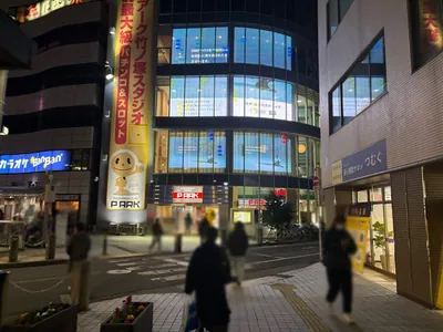 翡翠 （ヒスイ）への道順 3／9：一つ目の横断歩道を渡り直進します。