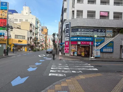 エースへの道順 6／11：一つ目の路地を越えて直進を続けます。