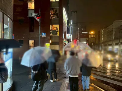 サロンへの道順 7／13：五差路の横断歩道を正面に渡ります。