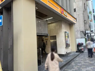 カーリアン （Caerle’on）への道順 4／4：一つ目の路地を越えた左手に六本木カーリアンの入る「GMビル」があります。