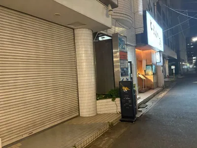 マウンテン （山）への道順 10／10：少し進むと左手に草加マウンテンの入る「フロールビル」があります。