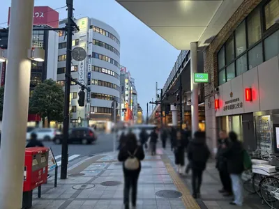 吉祥寺　瀬里奈（セリナ）への道順 2／8：駅を背にして右手に進みます。