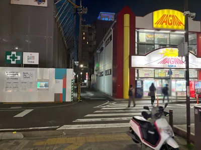 マウンテン （山）への道順 4／10：正面の横断歩道を渡ります。