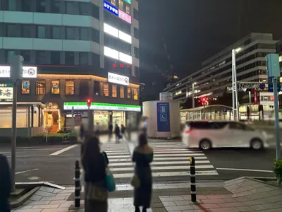 M （エム）への道順 4／12：横断歩道を正面に渡ります。