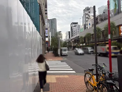 ノヴァへの道順 6／8：左手一つ目の路地を越えて直進します。
