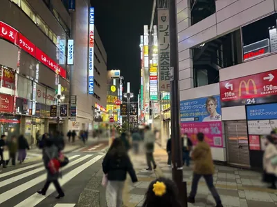 ビゼへの道順 3／5：渡ったら、サンシャイン通りを進みます。