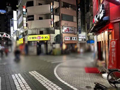 ロックへの道順 7／7：二つ目の十字路の右手の奥の角に池袋ロックの入るビルがあります。