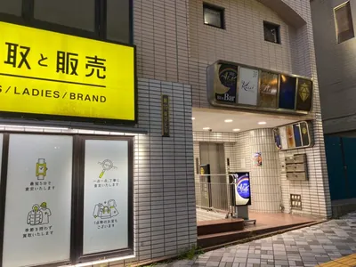ロアーへの道順 6／8：左折してすぐ左手に市川ロアーの入口があります。同じビルの6階には系列店の