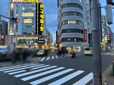 ラナへの道順 3／6：しばらく直進をすると信号が出てくるので信号を進行方向左に渡ります。