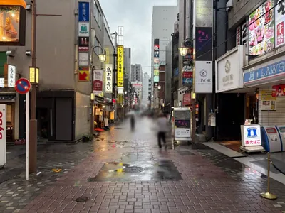 クラスへの道順 7／8：三つ目の左手路地も越えて直進します。