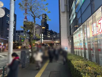 レリアへの道順 2／11：道路を左手に直進します。