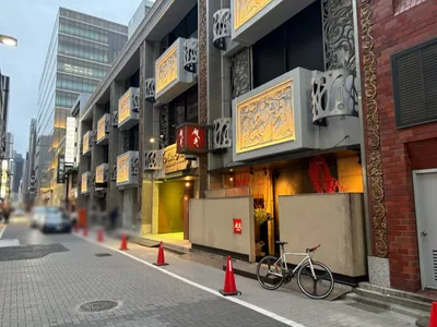 ラクロレ （Club La Coloré）への道順 11／11：少し進むと右手に銀座ラクロレの入る「アスタープラザビル」があります。