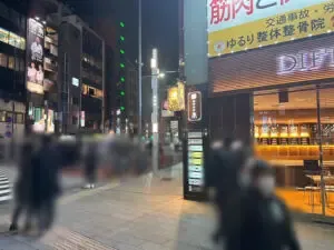 フーガへの道順 3／6：六本木交差点を渡らずに右折します。