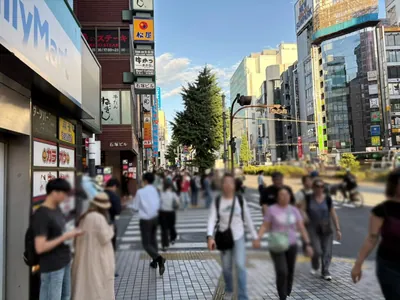 ヴィクシーへの道順 6／9：左手一つ目の路地を越えて直進します。