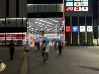 かえでのへやへの道順 4／15：ビルの下を抜けます。