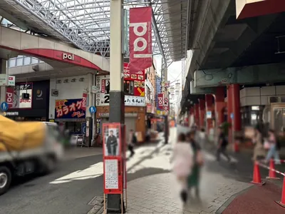 ラトゥールへの道順 5／6：二つ目の路地を左折し、商店街に入ります。