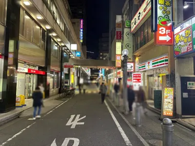 ゼロから始まる彼女への道順 6／10：十字路に出るまで直進します。