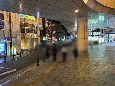 キアラへの道順 3／7：降りたら一つ目の路地を右折します。