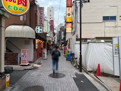トウェンティワンへの道順 6／7：左手路地を越えて直進します。