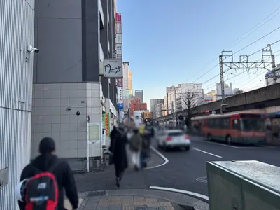 ディライトへの道順 10／15：一つ目の左手路地を越えて直進します。