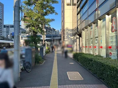 スダチへの道順 2／7：道路を左手に直進します。