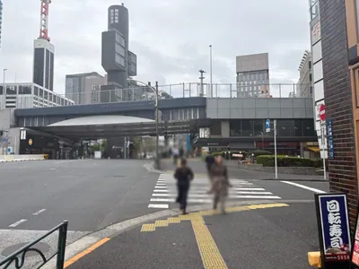 ボリバードへの道順 3／10：一つ目の横断歩道を渡って直進します。