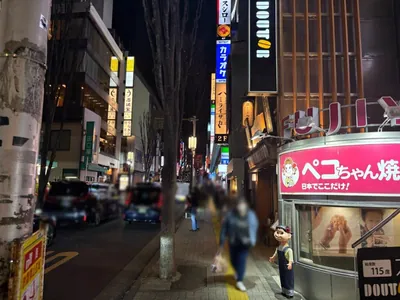 辰巳 （タツミ）への道順 2／4：出口を背にして右手へ進みます。