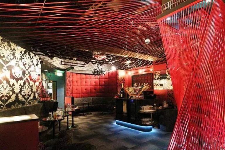 スリーウェイズの店内